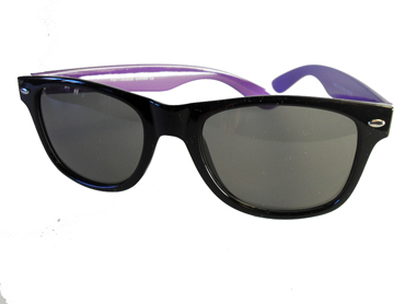 Wayfarer -lasit violeteilla sangoilla